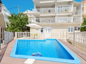 Bazén v ubytování La Bodega Apartments nebo v jeho okolí