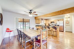 Η κουζίνα ή μικρή κουζίνα στο Sauna, Deck and Fire Pit Rocking Horse Ranch