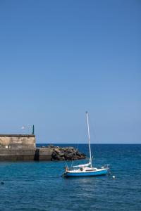 un velero flotando en el agua cerca de un muelle en Profithome- Casa Checha, en Candelaria