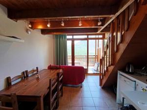 ein Esszimmer mit einem Tisch und einem roten Stuhl in der Unterkunft Résidence Plein Soleil - Petit duplex 4 pers plein sud sur les hauteurs du village MAE-2803 in Montgenèvre