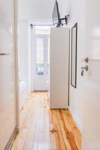 - une porte ouverte dans une chambre dotée de parquet dans l'établissement Apartamento Sebastian, à Lisbonne