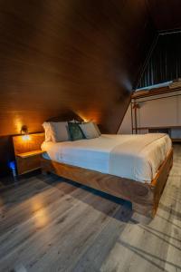 フォルトゥナにあるCozy Volcano View Stay Brand New & Hot Tubの木製の天井のある部屋にある大きなベッド +37枚の写真