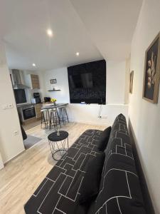 un soggiorno con divano e cucina di COCON Cosy - Free Parking - City Center ad Arpajon