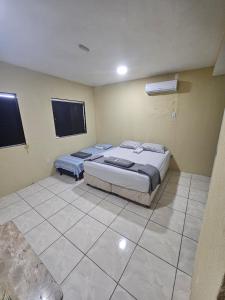 Un dormitorio con dos camas y un televisor de pantalla plana. en Casa Recife Conforto 10, en Recife