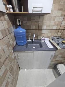 Un fregadero con una jarra de agua encima en Casa Recife Conforto 10, en Recife 17 fotos más