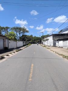 una persona que conduce una motocicleta por una calle vacía en Casa Recife Conforto 10, en Recife