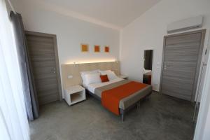 a bedroom with a bed and two closets at I Giardini della Castellana in Marina di Ragusa