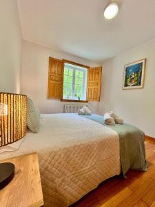 Un dormitorio con una cama grande y una ventana. en Casa do Pepe, en Cedeira