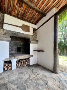 una casa con patio y chimenea al aire libre. en Casa do Pepe, en Cedeira