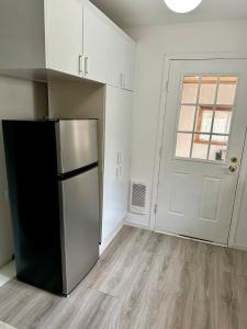 ポイントクレアにあるCheerful 3-bedroom bungalow with parkingの窓のある空のキッチン(冷蔵庫付)