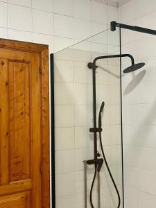 una ducha en un baño con puerta de cristal en Casa do Pepe, en Cedeira