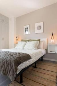 Un dormitorio con una cama grande con dos lámparas. en Profithome- Casa Checha, en Candelaria