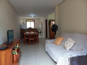 a living room with a white couch and a table at Casa em Lençóis in Lençóis