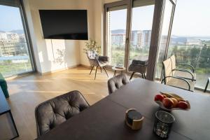 Billede fra billedgalleriet på FAVEHOME Apartment Sea View Pool Parking 2 Bedrooms Near Beach i Bar