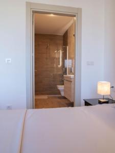 Ένα μπάνιο στο FAVEHOME Apartment Sea View Pool Parking 2 Bedrooms Near Beach