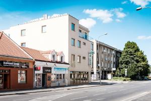una calle urbana vacía con un edificio blanco en Hotel Deluxe with free Wellness and Fitness Centrum, en Nitra