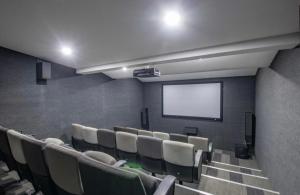 una sala de conferencias con sillas y una pantalla de proyección en Serene Studio - Steps away Rosebank Mall, en Johannesburgo 12 fotos más