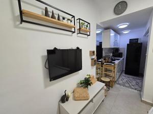 Μια τηλεόραση ή/και κέντρο ψυχαγωγίας στο Yanai Suite Eilat