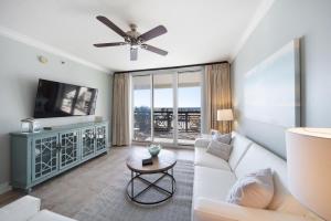 Et tv og/eller underholdning på Azure 106 - Ground Floor Luxury Oceanfront Condo