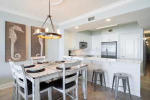 Køkken eller tekøkken på Azure 106 - Ground Floor Luxury Oceanfront Condo