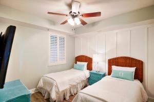 En eller flere senge i et værelse på Azure 106 - Ground Floor Luxury Oceanfront Condo + 29 billeder