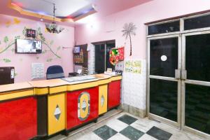 Una televisión o centro de entretenimiento en Hotel O Bideshini Hotel 25 fotos más