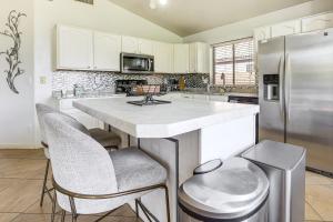 Nhà bếp/bếp nhỏ tại Spacious Family Home with Yard Near Arizona Mills!