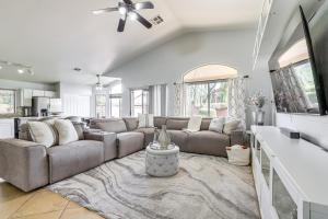 TV/trung tâm giải trí tại Spacious Family Home with Yard Near Arizona Mills!