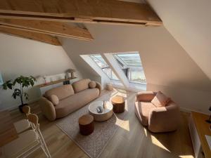 a living room with two couches and a table at Santec, T3 duplex, face à la mer in Santec