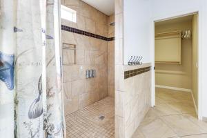 Phòng tắm tại Spacious Family Home with Yard Near Arizona Mills! +20 ảnh