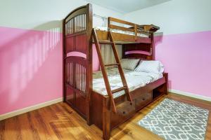 Giường trong phòng chung tại Spacious Family Home with Yard Near Arizona Mills!