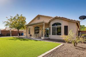 Vườn quanh Spacious Family Home with Yard Near Arizona Mills!