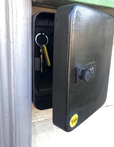 派尔努CityCenterCorner的一扇黑色的门，里面有一串钥匙