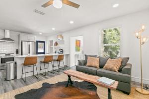 タンパにあるNEW SoHo Sanctuary - Gorgeous Apartment Steps to S Howard Ave with Fenced Yardのソファとキッチンのあるリビングルーム