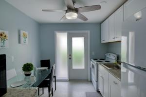 Dapur atau dapur kecil di Coconut Grove Singer Island - Unit 3