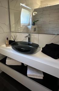 ČelebićにあるVacation Homes NADAのバスルーム(カウンターの黒い洗面台付)