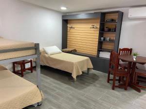 FloridaMoon Apart-hotel的客房设有两张双层床和一张桌子及椅子。