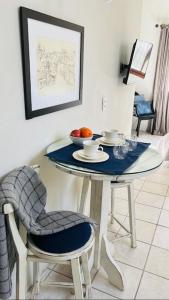 a table with a bowl of fruit on top of it at Estúdio térreo nas margens da Lagoa in Florianópolis