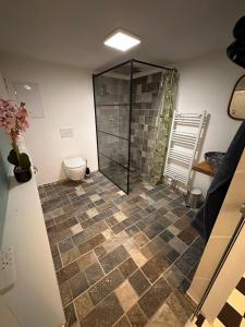 Et badeværelse på WOW schicke Loftwohnung, Appartement Wifi, Minibar