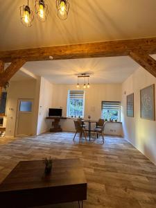 Et tv og/eller underholdning på WOW schicke Loftwohnung, Appartement Wifi, Minibar