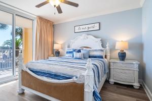 En eller flere senge i et værelse på Azure 107 - Ground Floor Luxury Oceanfront Condo + 33 billeder