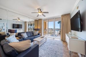 Et tv og/eller underholdning på Azure 107 - Ground Floor Luxury Oceanfront Condo