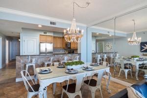 Køkken eller tekøkken på Azure 107 - Ground Floor Luxury Oceanfront Condo