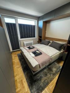 Ένα ή περισσότερα κρεβάτια σε δωμάτιο στο Modern City View Apartment near Medical College Free Street Parking