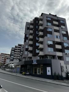 een groot appartementencomplex aan de straatkant bij Family and Business apartment Free street parking in Stara Zagora +42 foto's