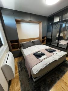 een slaapkamer met een groot bed en een spiegel bij Family and Business apartment Free street parking in Stara Zagora