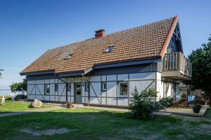 a large house with a gambrel roof at Vila Stinta in Juodkrantė