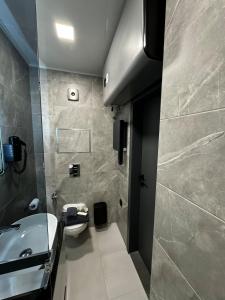 een badkamer met een wastafel, een toilet en een douche bij Family and Business apartment Free street parking in Stara Zagora
