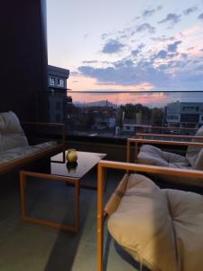 Zimmer mit Balkon und Blick auf den Sonnenuntergang in der Unterkunft Sky view N&N in Skopje + 21 Fotos