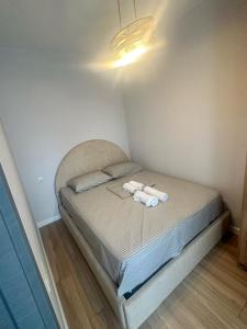 Un dormitorio pequeño con una cama con toallas. en Bagrationi Apartment with Separate bedroom, en Angisa